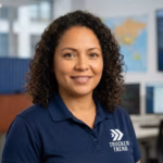 Agente de servicio al cliente de TruckerTrend en oficina logística de Nueva York